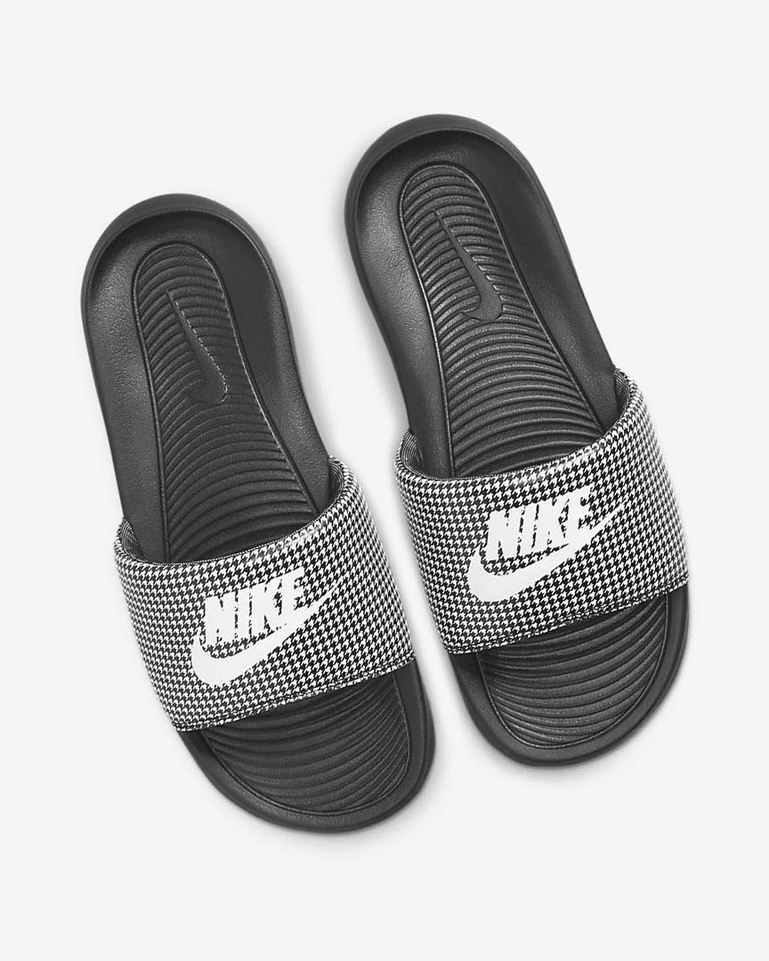 Black / Black / White Women's Nike Victori One Slides | UK5101