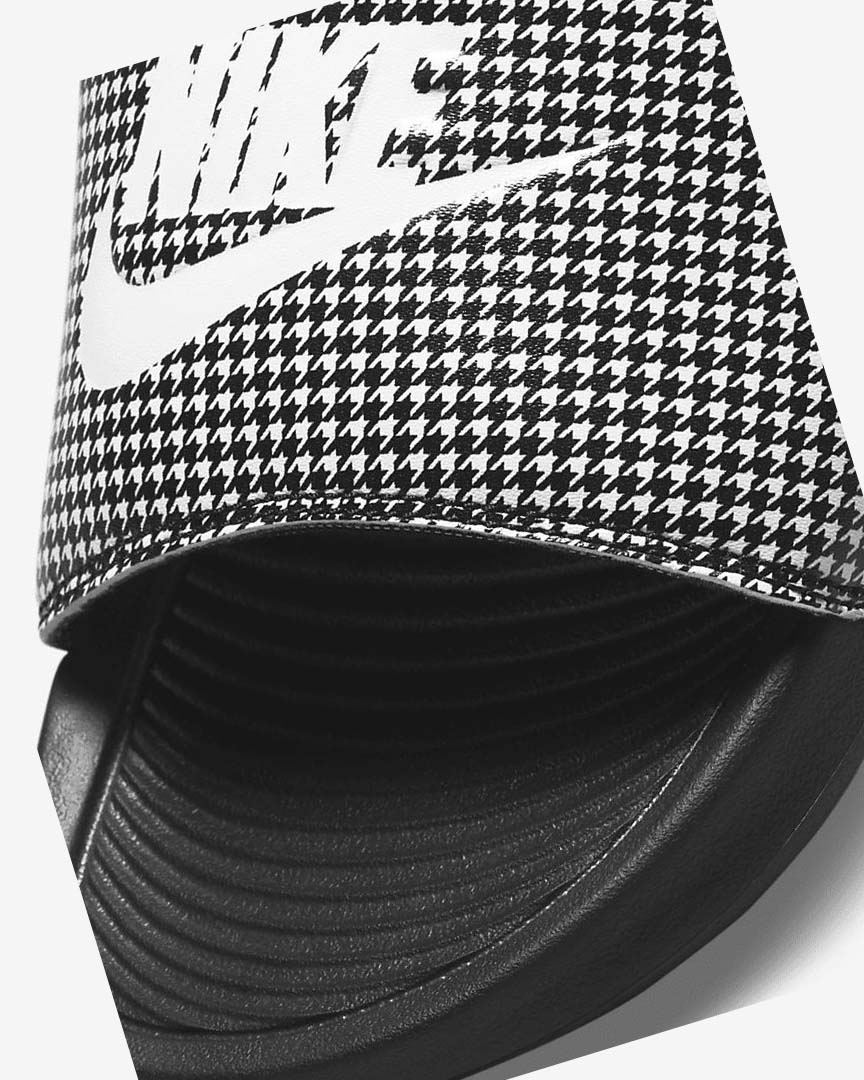 Black / Black / White Women's Nike Victori One Slides | UK5101