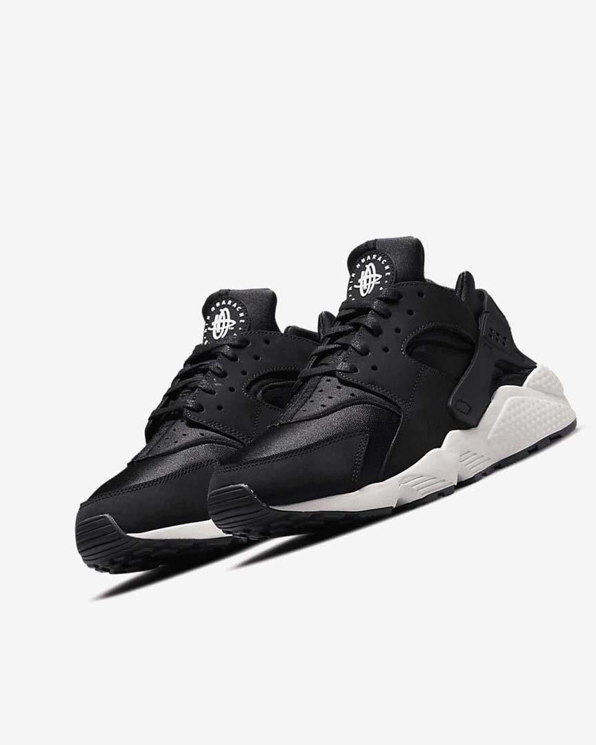 Black / White Men's Nike Air Huarache LE Sneakers | UK3265