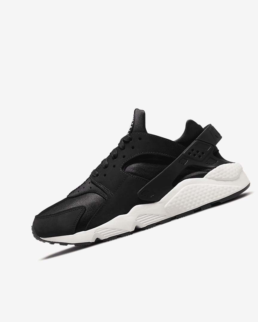 Black / White Men\'s Nike Air Huarache LE Sneakers | UK3265