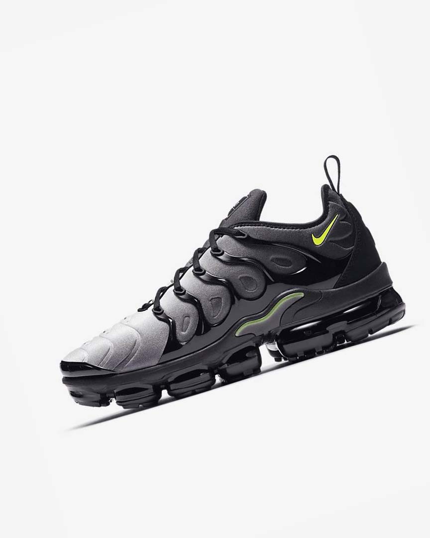 Black / White Men\'s Nike Air VaporMax Plus Sneakers | UK2586